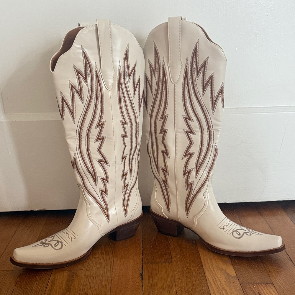 Cream Western-Style Women's Cowboy Boots - Picture 2 of 4